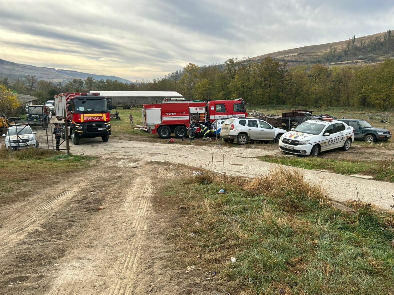 Bacău: Trei oameni au murit, după ce planșeul unei ferme agricole s-a dărâmat (GALERIE FOTO)