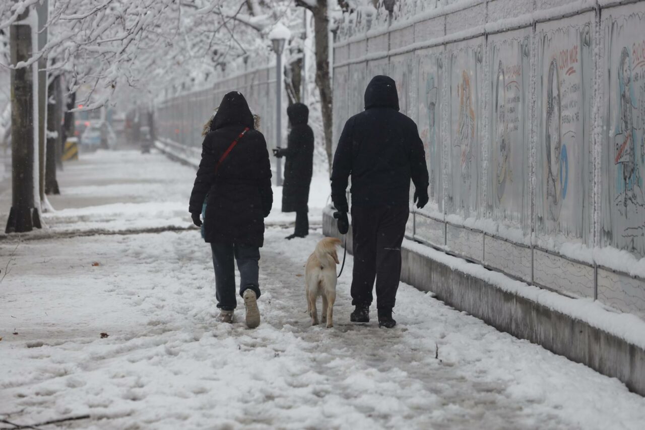 Lupta cu zăpada! Primăria Sectorului 1: „Situaţia străzilor secundare rămâne extrem de dificilă. Ne asumăm”