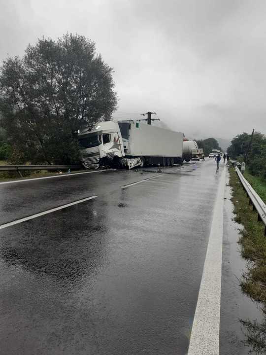 Vâlcea: O cisternă încărcată cu GPL şi un autotren plin cu medicamente s-au ciocnit