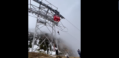 Cinci turiști care au rămas blocați cu telecabina în zona Bâlea Lac, coborâți cu ajutorul frânghiilor / Sursa foto: captură  video