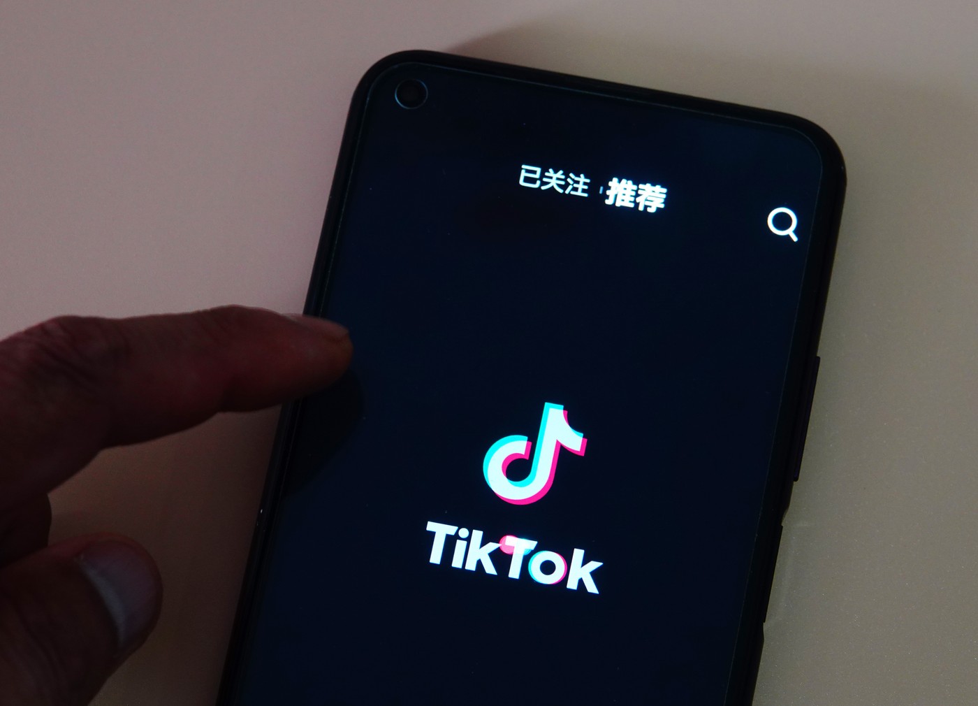 FARSE cu apeluri la 112 pe TikTok noul trend în rândul tinerilor Unii