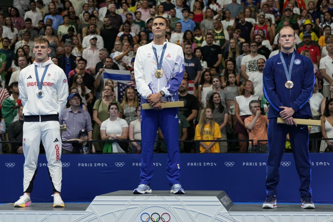 David Popovici primește medalia de aur (centru), pe locul 1. Matthew Richards, britanicul din stânga, ia medalia de argint. În dreapta, americanul Luke Hobson obține medalia de bronz. Sursa Foto: Profimedia 