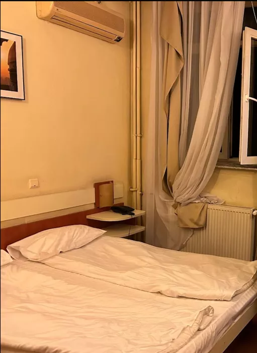 Concediu de coșmar pentru un bucureștean, într-un hotel de 3 stele din Iași. Cum arăta camera de 300 lei/noapte / Sursa foto: BZI