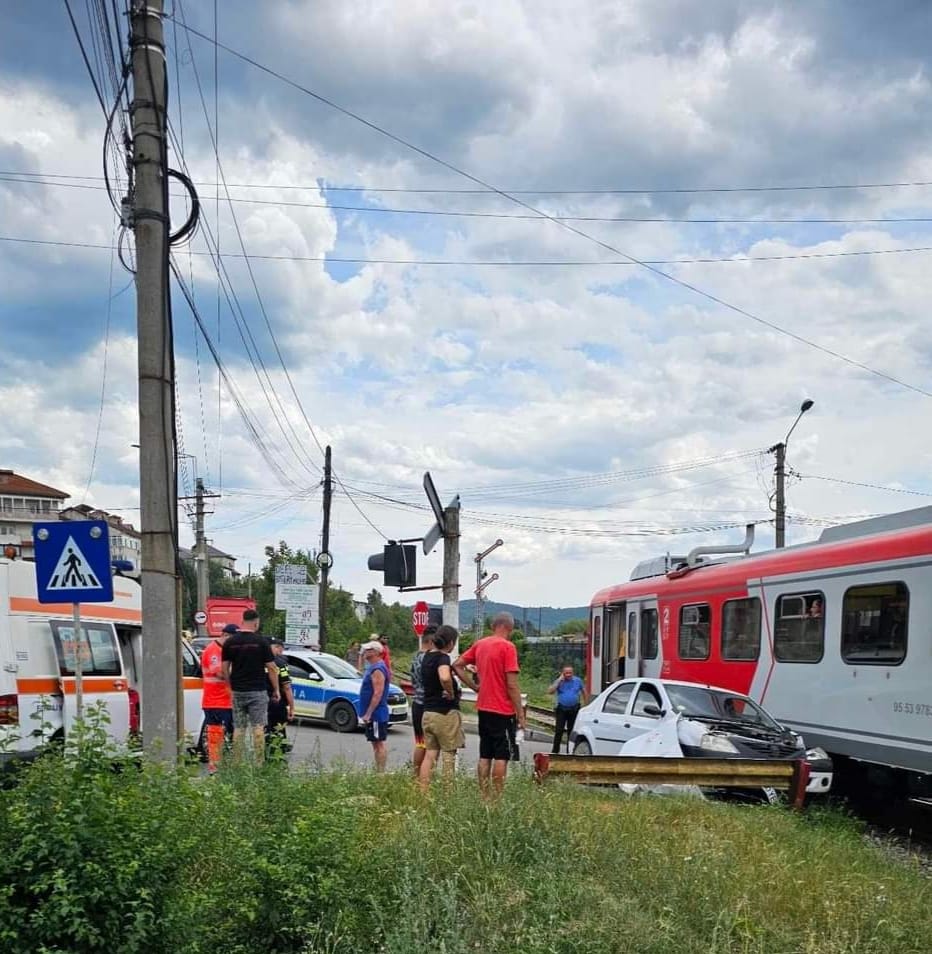 Accident feroviar în județul Dâmbovița. Un autoturism a fost IZBIT în plin de un tren de călători