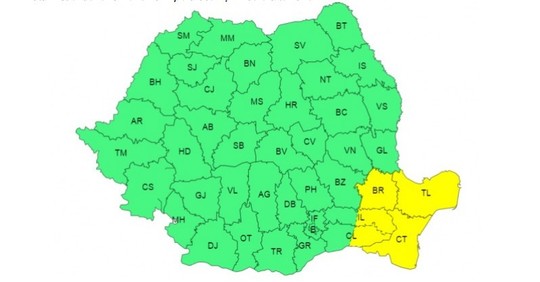 Cod galben de ploi şi vânt puternic în cinci judeţe, până joi dimineaţa