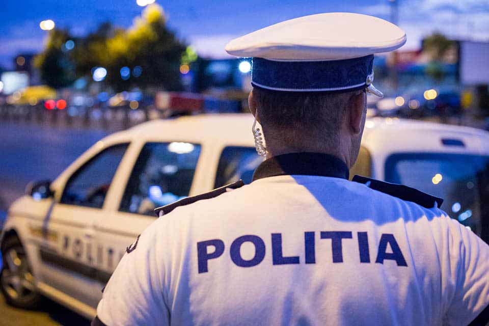 Polițiști atacați și amenințați de rudele unui minor de 14 ani prins conducând ilegal o mașină prin Turnu Măgurele