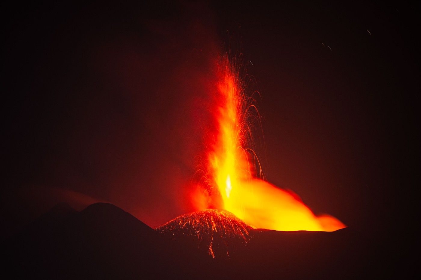 Vulcanul Etna a ERUPT din nou. Zborurile de pe aeroportul din Catania au fost anulate