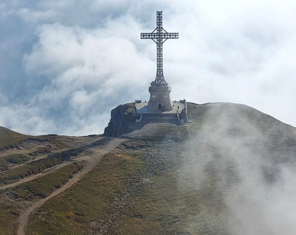 MApN ceremonie militară și religioasă la Crucea Eroilor de pe Caraiman