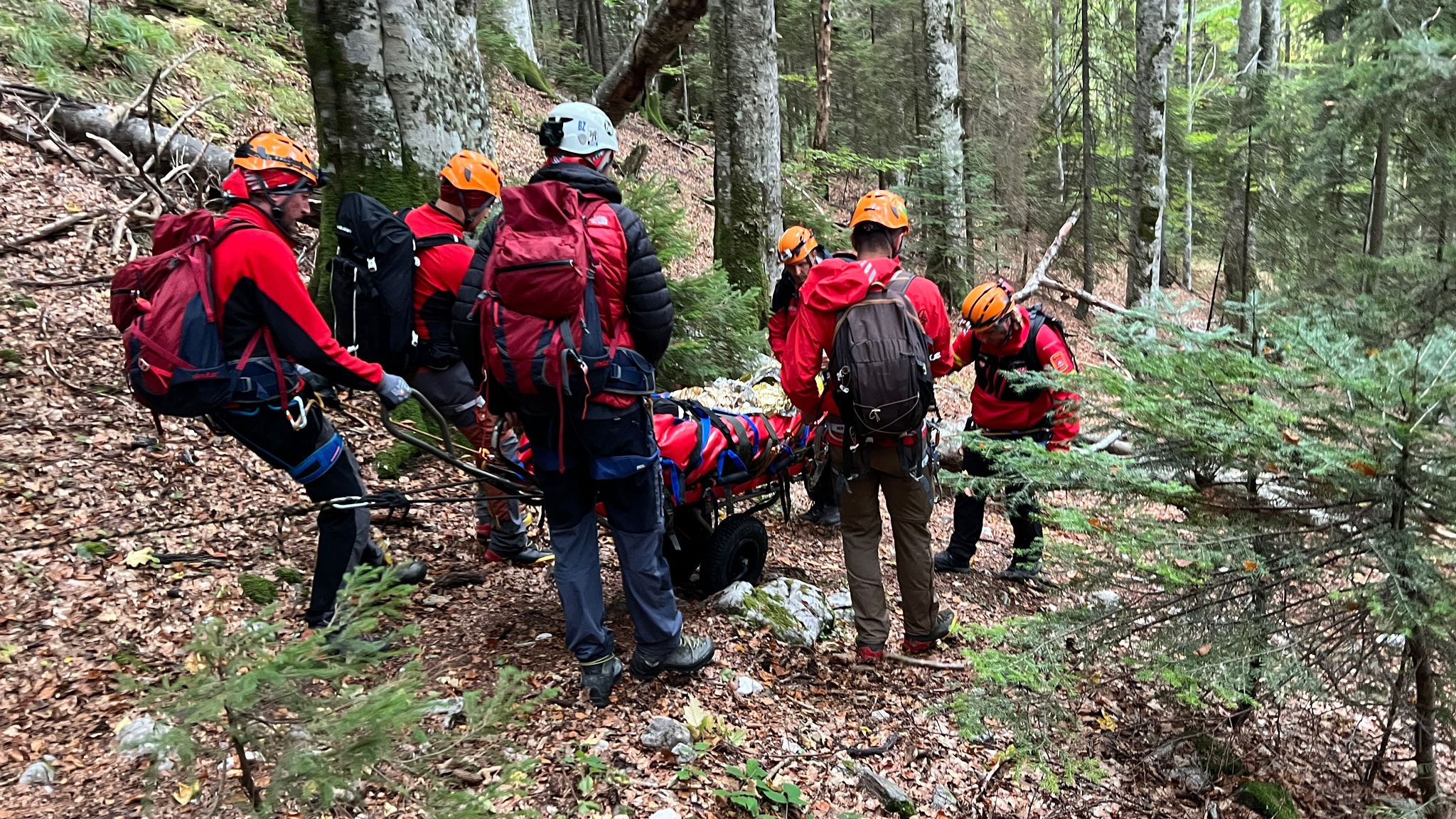 Acțiune DRAMATICĂ în Piatra Craiului. Salvamontiștii s-au luptat, timp de 17 ore, să salveze viața unui bărbat accidentat la coloana vertebrală