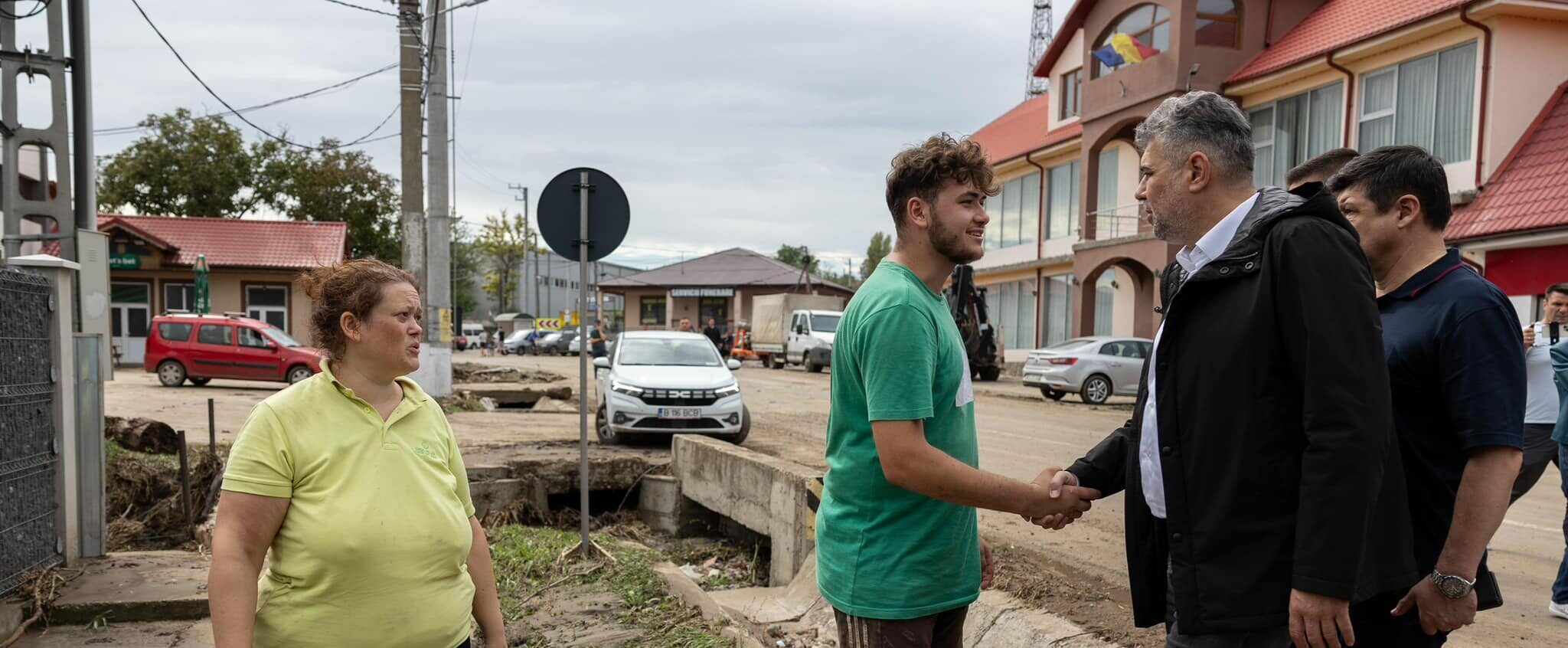 Imaginile dezastrului din Pechea. Lacrimi și suferință în fața noroiului care a invadat casele și curțile. Marcel Ciolacu anunță MĂSURI imediate