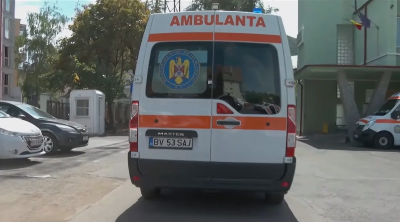 O pacientă care trebuia operată pentru ocluzie intestinală s-a făcut bine în ambulanță… datorită GROPILOR din șosea