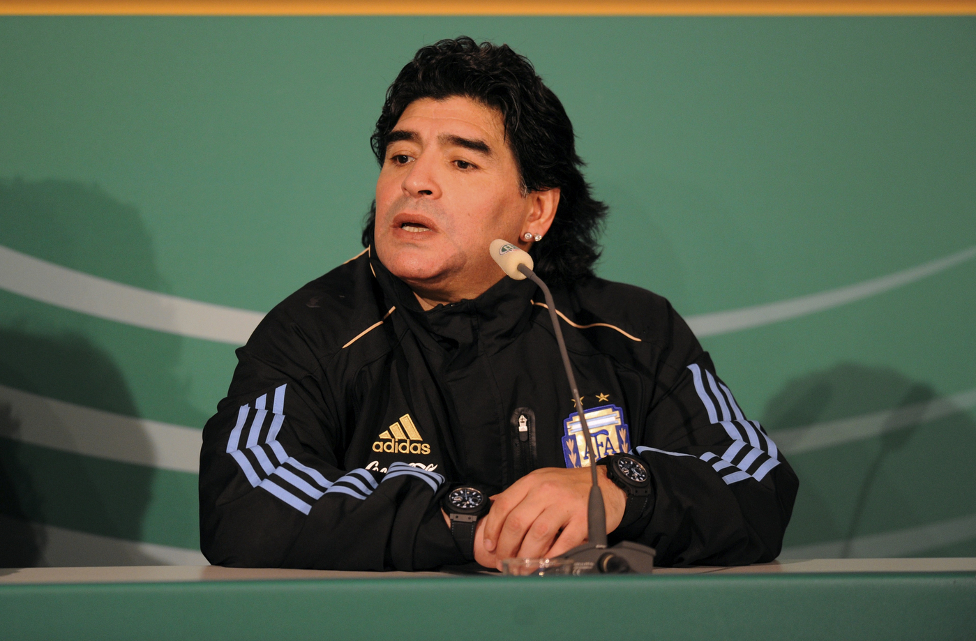 Procesul morții lui MARADONA, amânat până în 2025. Opt persoane sunt acuzate de “omucidere prin neglijență”