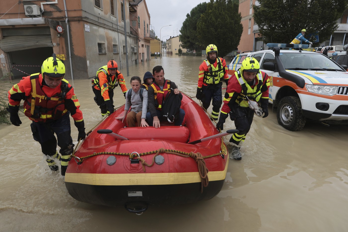 INUNDAȚIILE fac ravagii în nordul Italiei. Peste 1.000 de sinistrați au fost EVACUAȚI din regiunea Emilia-Romagna