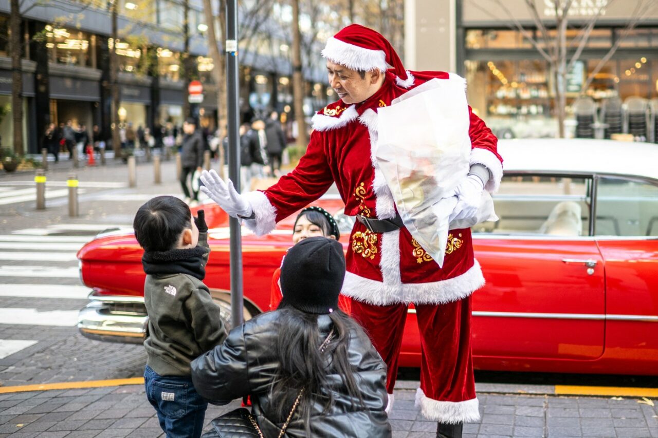 Moș Crăciun livrează cadourile copiilor din Tokyo. Sursa Foto: Profimedia 