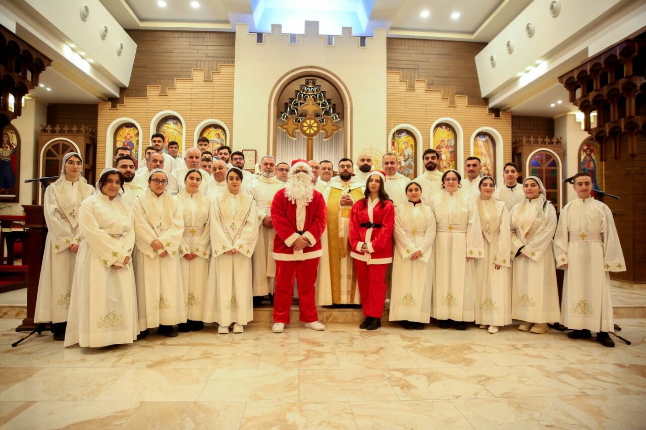 Moș Crăciun, într-o biserică din Erbil, Irak. Sursa Foto: Profimedia 