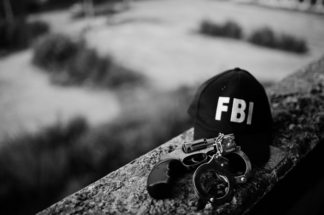 Elev din București, cercetat de FBI pentru acte de terorism. A păcălit mai multe minore din Statele Unite