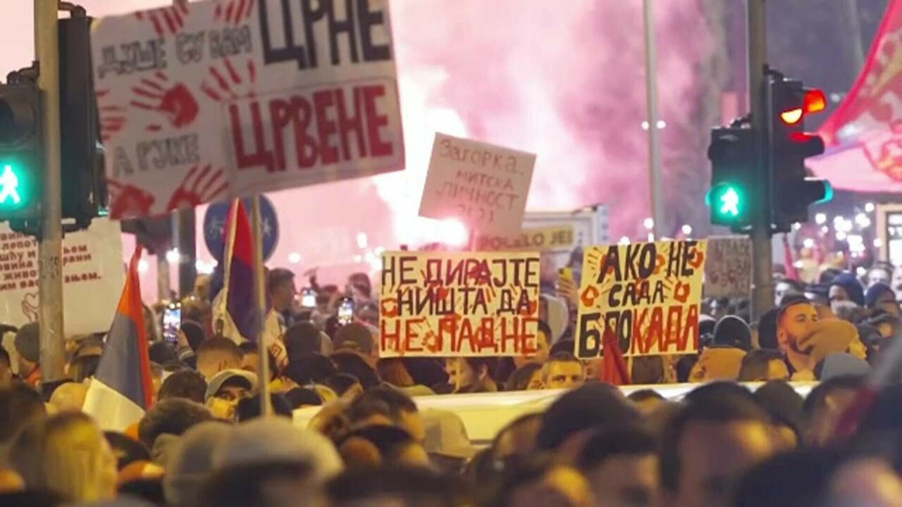 Zeci de mii de oameni participă, în orașul Nis, la un miting împotriva guvernului sârb